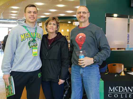 student with parents at Admitted Students Day