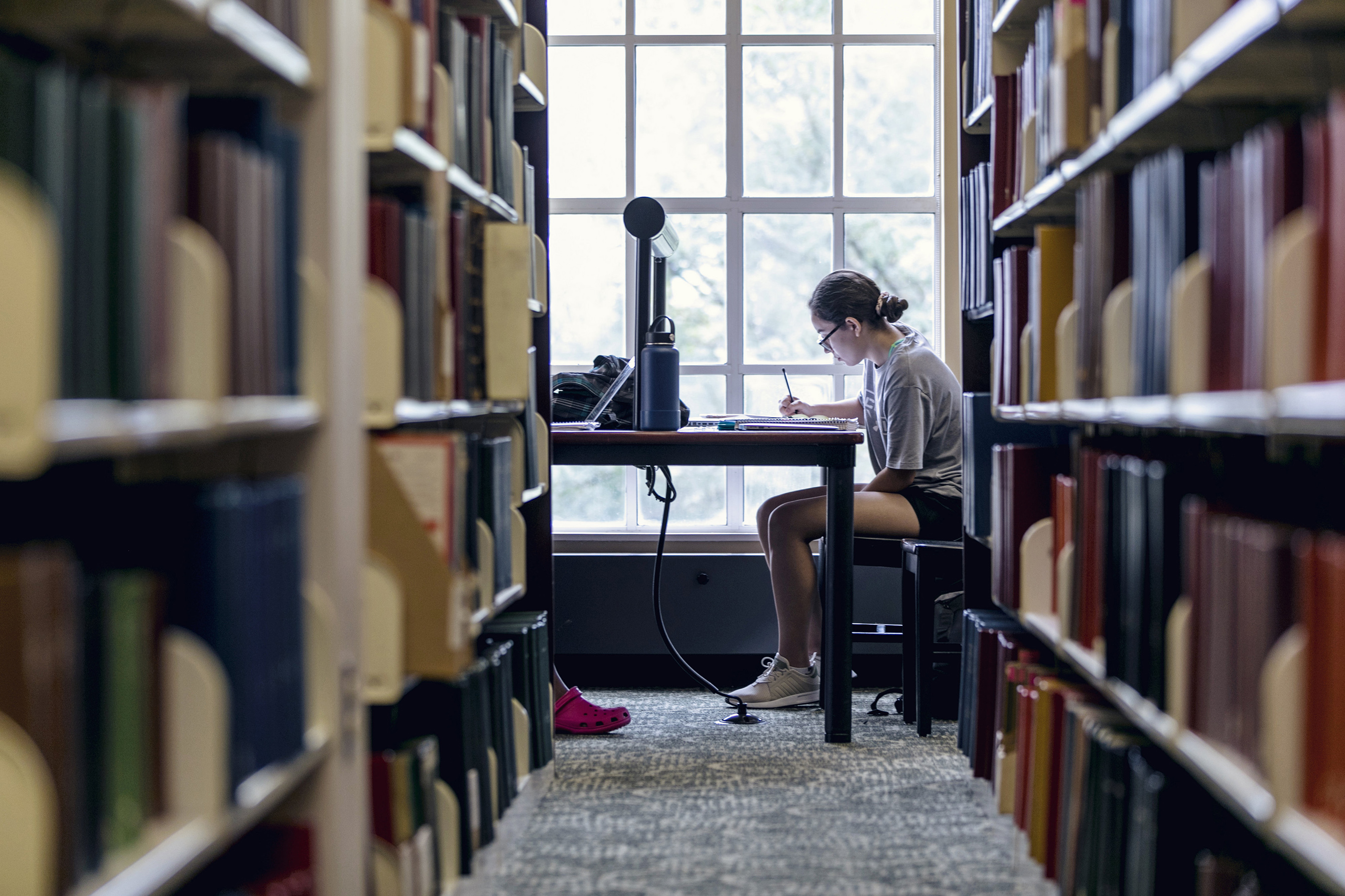 Student in Hoover Library.