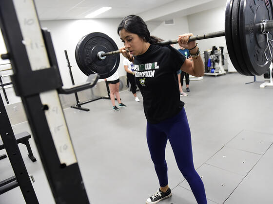 Kinesiology major and research assistant Isabella Mendiola demonstrates lifting in McDaniel’s new Neuromuscular Lab.