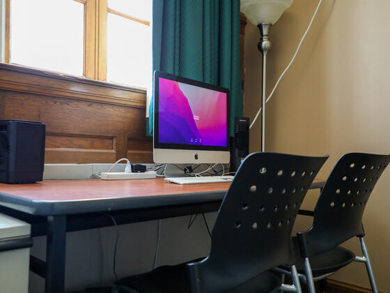 Desk with a computer in the writing center.