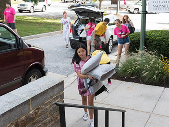 New student moves in to McDaniel on Move-in day 2017. 