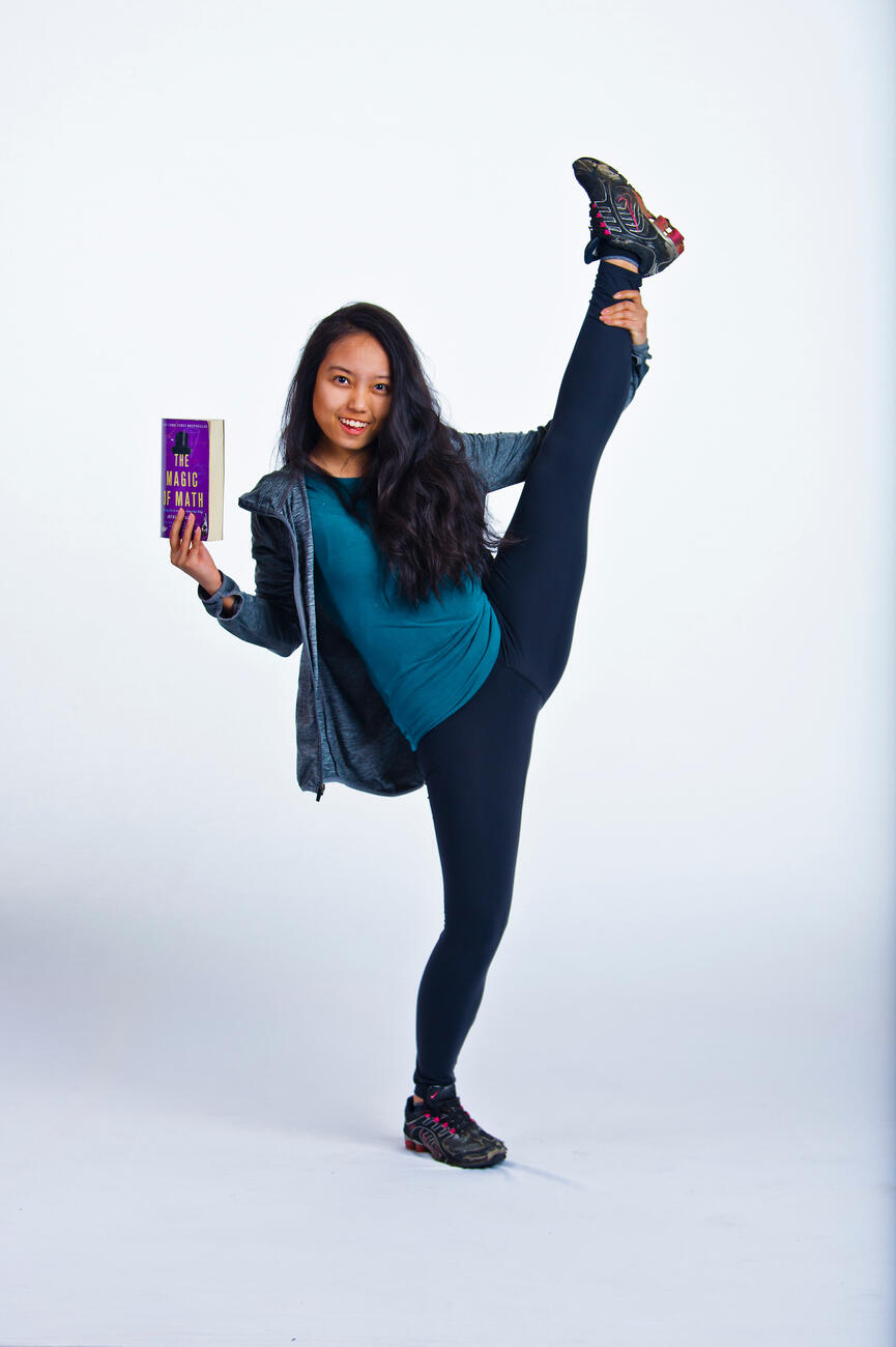 Angel kciking her leg