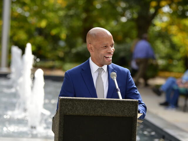 Richard Smith '00 speaks at a podium.