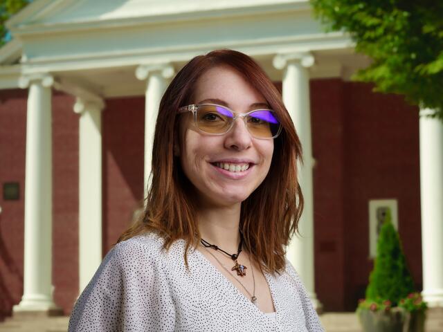 Headshot of Isa Rivera outside.