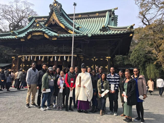 Picture of a group of students in front of a pagoda in Japan.