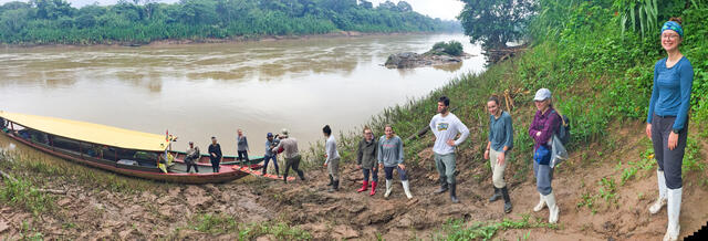 Forest Online students unload a boat using the human chain technique on the Tambopata River, Peru.