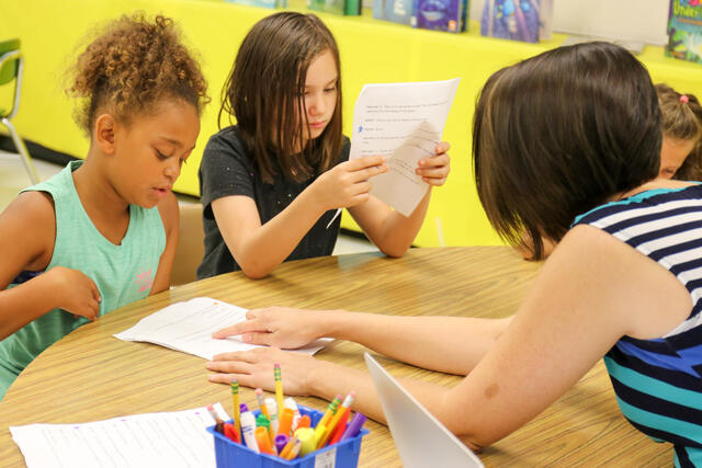 Graduate student assists students at Reading Clinic