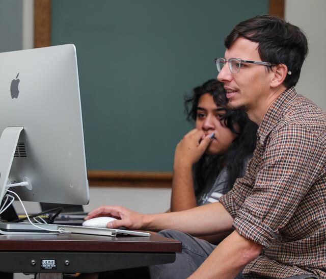 Professor Muhlhauser meets with a student in his FYS course.