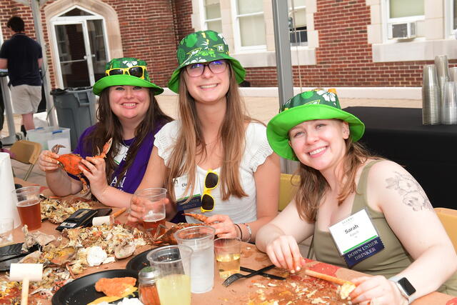 GOLD Alumni eating crabs at Alumni Weekend 2023