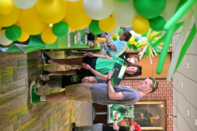 Alumni Weekend 2024 Check In Family Balloons