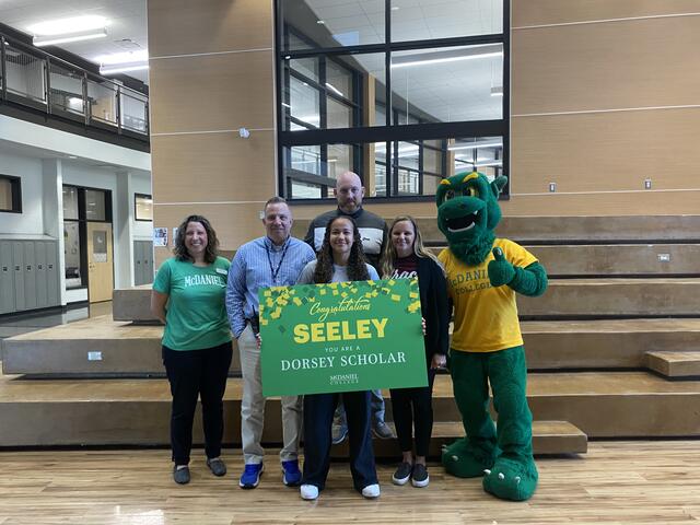 Dorsey Scholar Seeley Ortiz with group