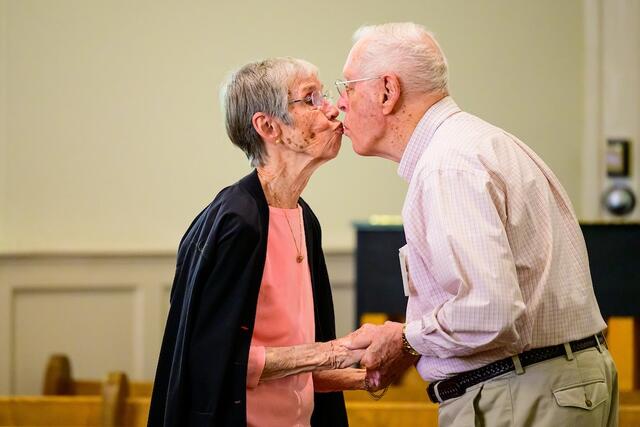 An alumni couple kisses at the vow renewal ceremony.
