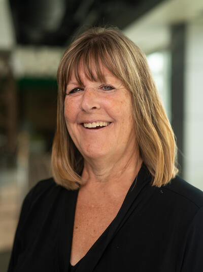 Headshot of Elizabeth Aitken
