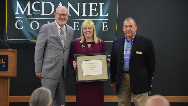 Dawn Lindsay received the 2018 Trustee Alumni Award