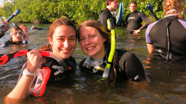 Jackie Fahrenholz (left) and Kathryn Dixon during their Jan Term study trip to the Bahamas