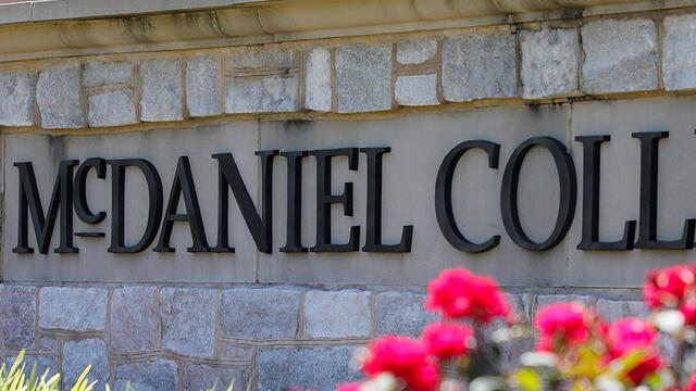 McDaniel College Sign with pink flowers