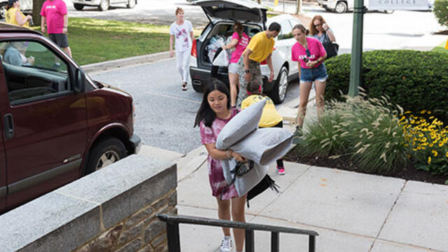 New student moves in to McDaniel on Move-in day 2017. 
